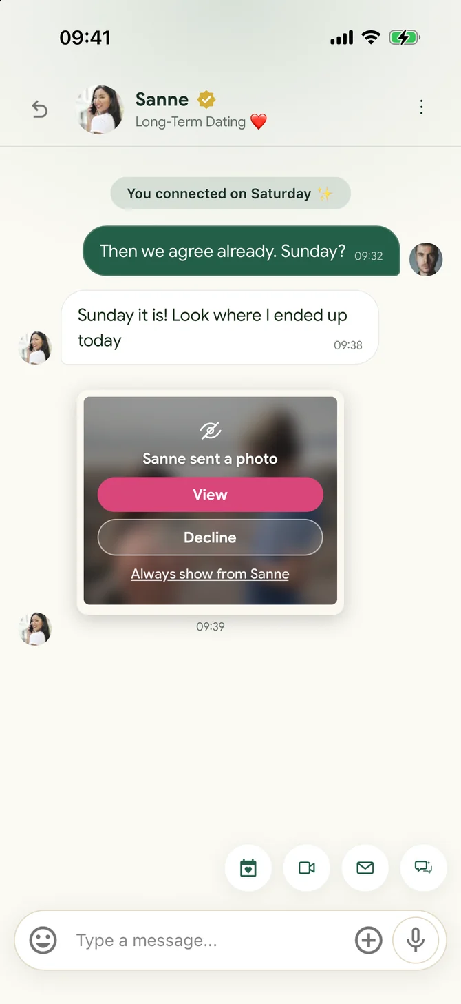 A blurred photo in the flōw chat with the buttons View and Decline