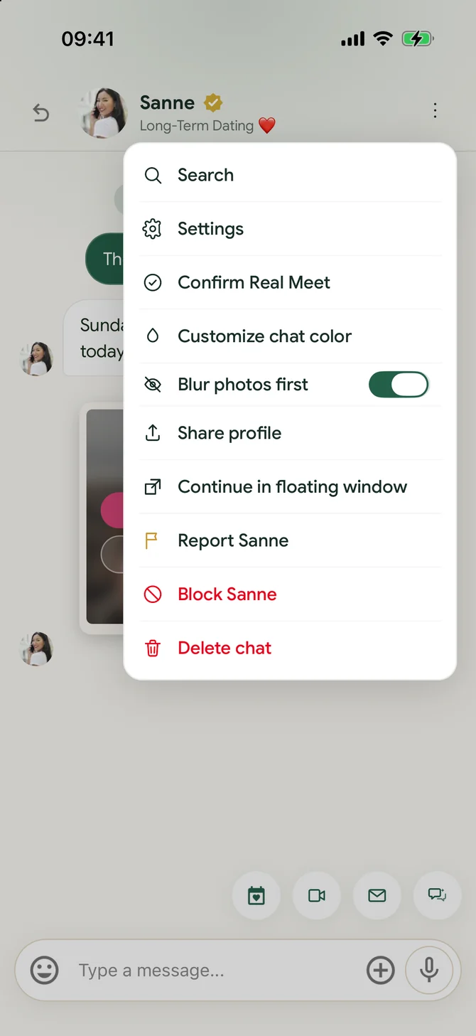 The chat menu in the flōw app with the switch Blur photos first