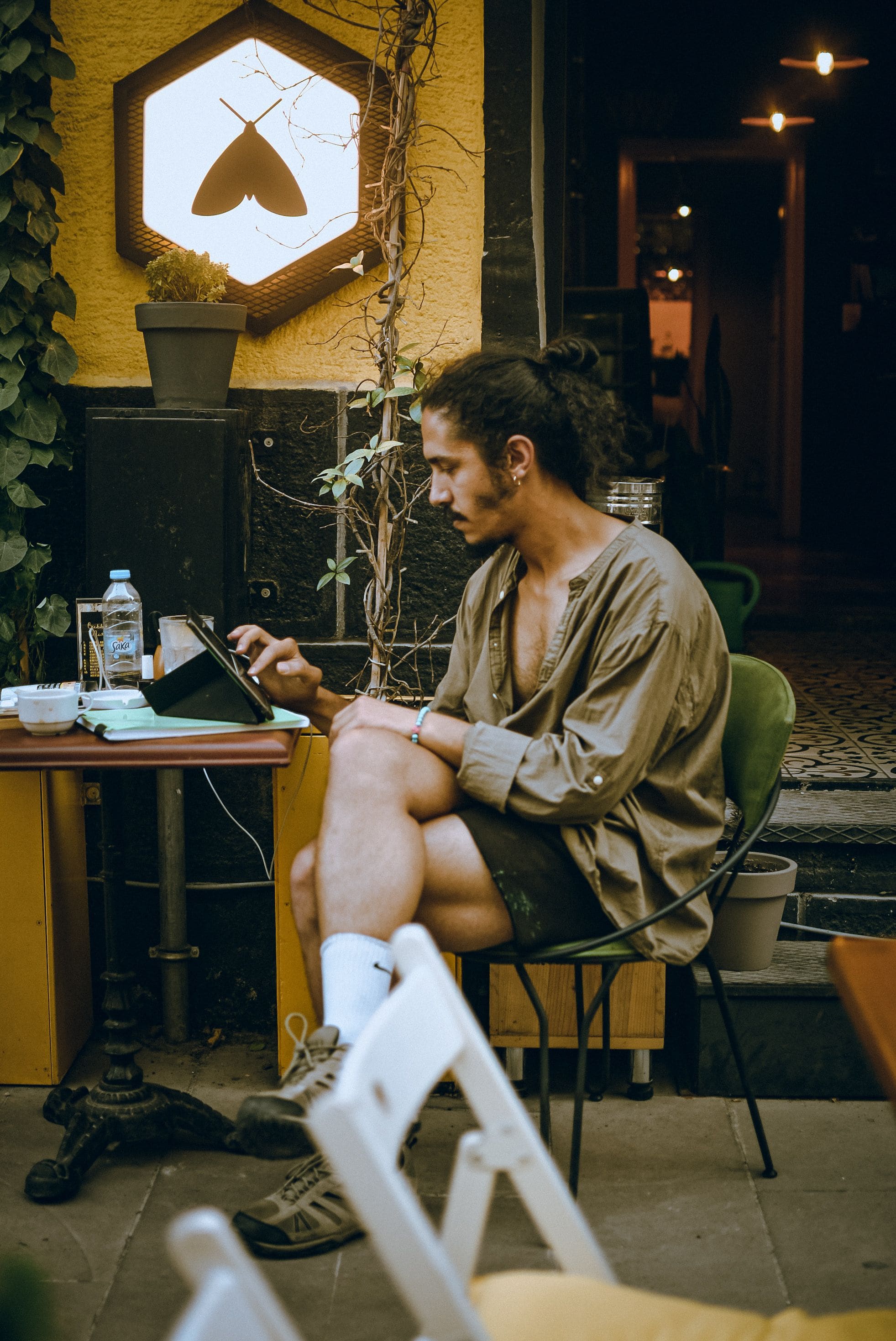 Man using a tablet in a café